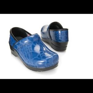 Size 37 (7) Sanita Clog blue croc print worn twice